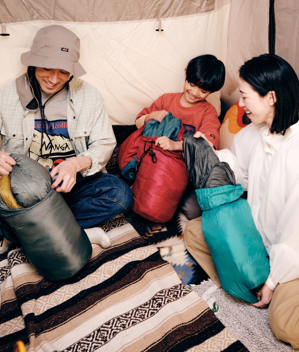 NANGA ZZZ BAG ファミリー3人就寝中 俯瞰 ネイティブ柄毛布