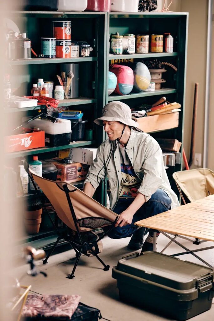 ガレージ内のキャンプ道具棚 NANGA ZZZ BAGが収納されている暮らしのシーン