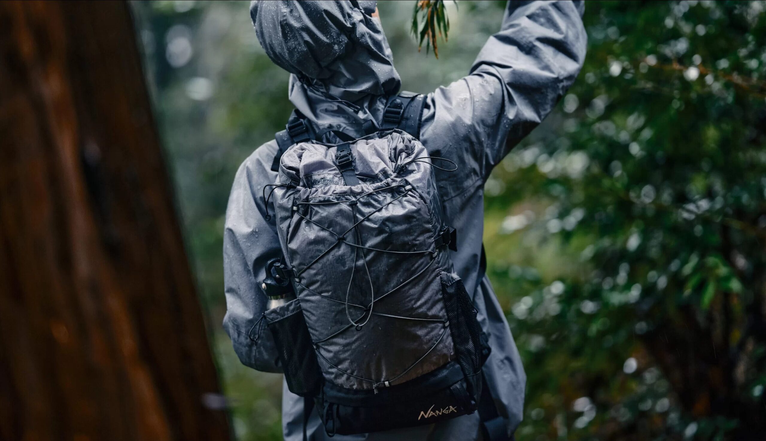 NANGA Fibermax TUL BACKPACK・女性モデル・街なかバックショット