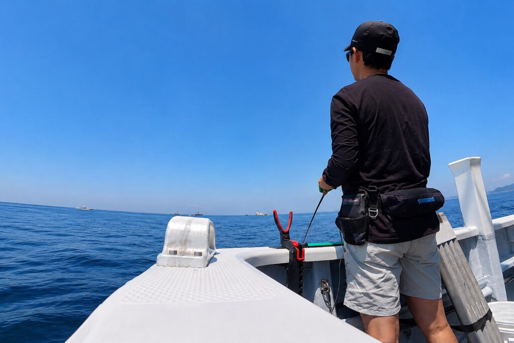 相模湾での釣り中にNANGA PLC EXCURSION L/S TOPSを着用している様子