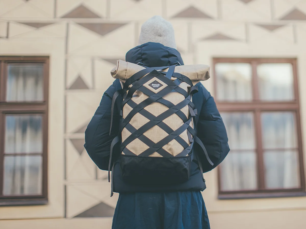 プラハの街並みを背景にBRAASI Wicker 30Lを背負う