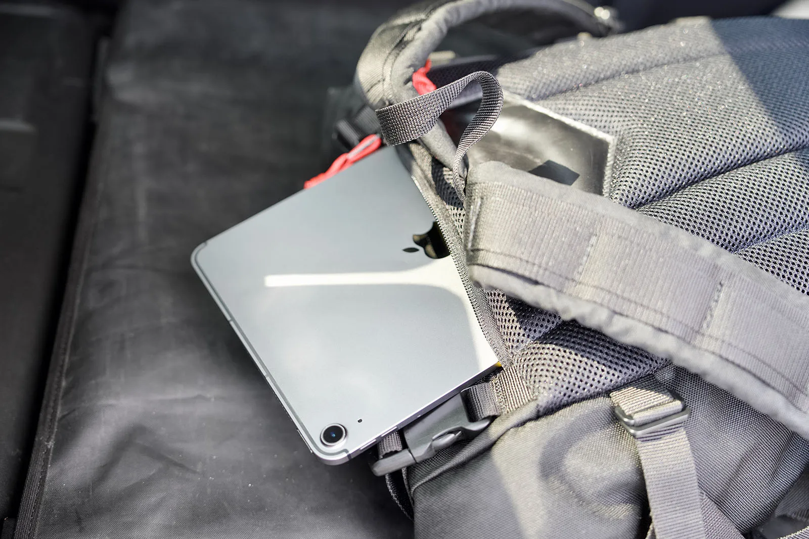 背面収納にiPad miniを収納したBRAASI Wicker 30L