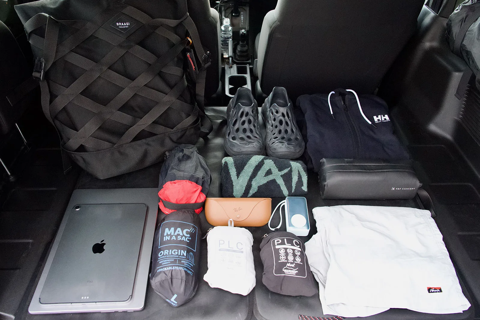 BRAASI Wicker 30Lに入れる荷物一式・MacBook Pro・iPad・CROCS・ウェア・タオル・サングラス・モバイルバッテリー