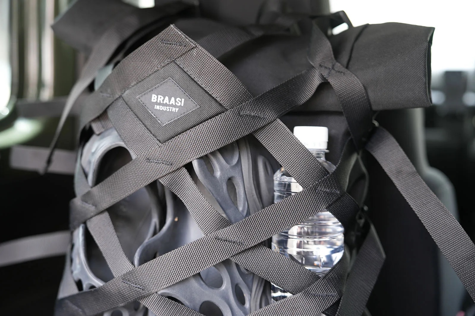 BRAASI Wicker 30Lのクロスネットにサンダルと水ボトルを外付けした様子