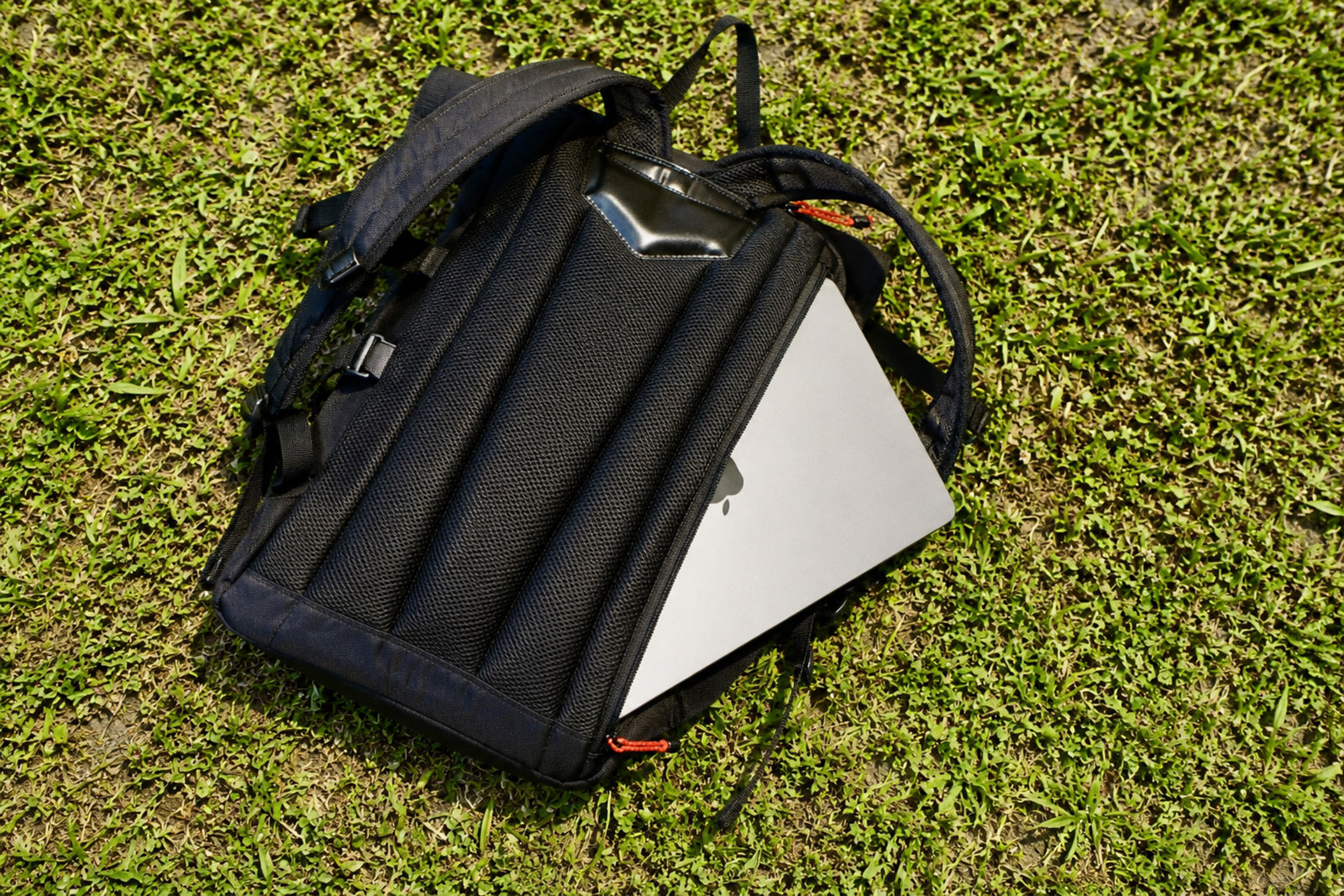 サイドのPCポケットに16インチMacBook Proを収納したBRAASI Wicker 30L