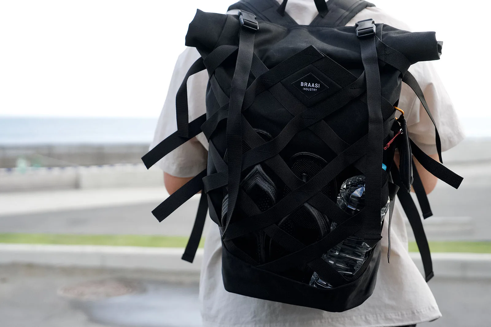 BRAASI Wicker Cordura 30Lを背負って海を望む