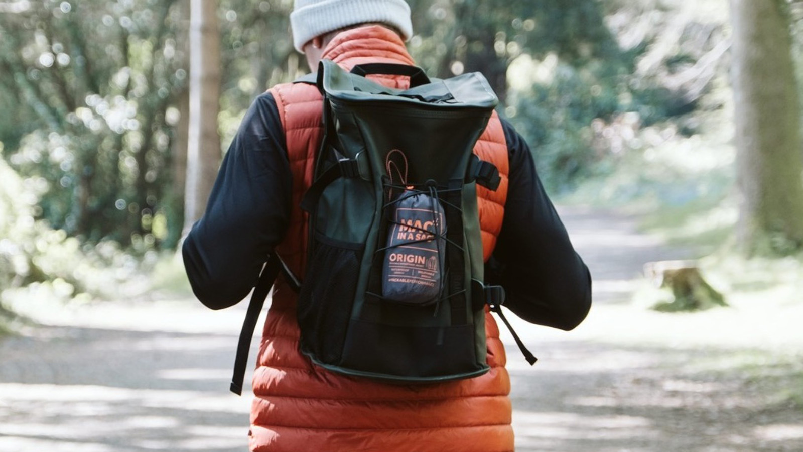 MAC IN A SAC Alpine Down GiletとTravelite Backpackを合わせた背面スタイル