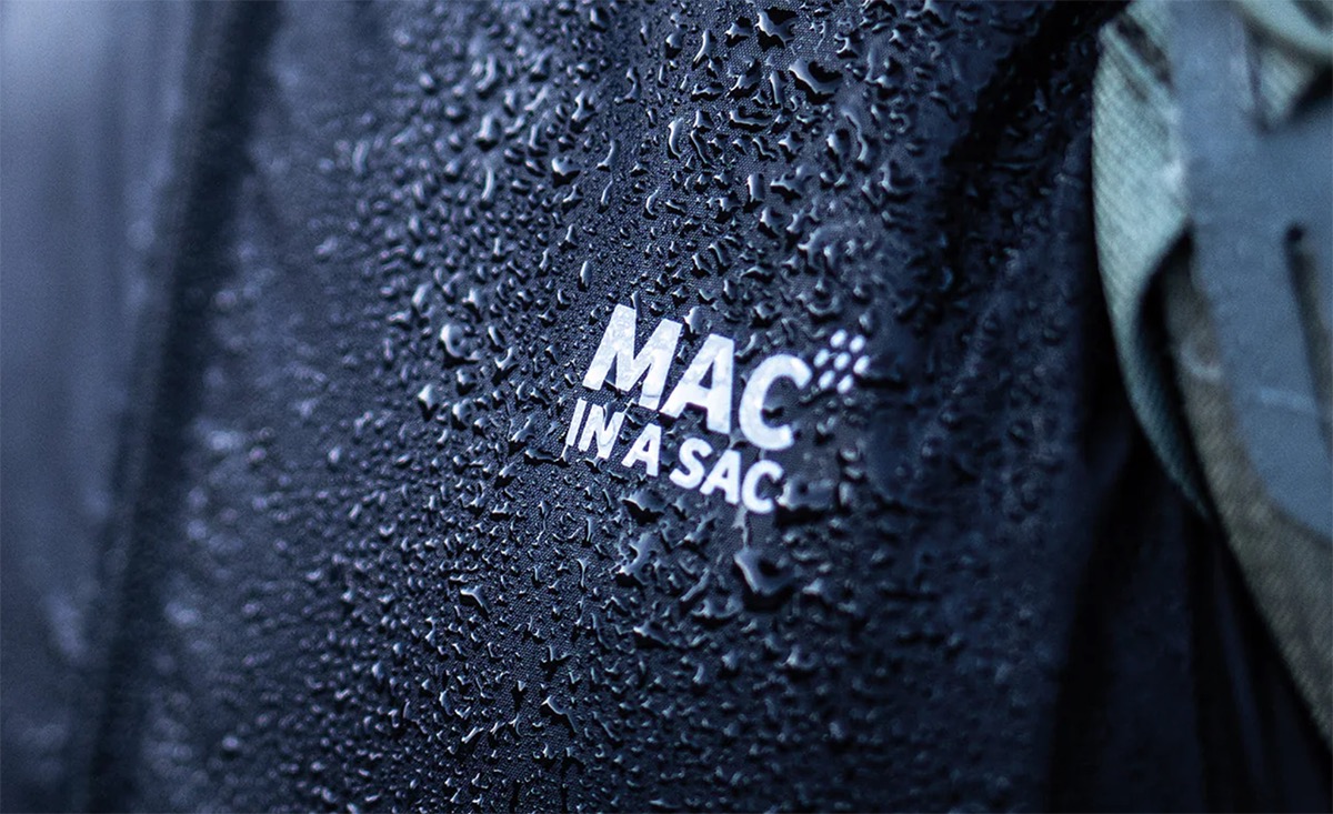 MAC IN A SACのロゴと水滴を弾く生地