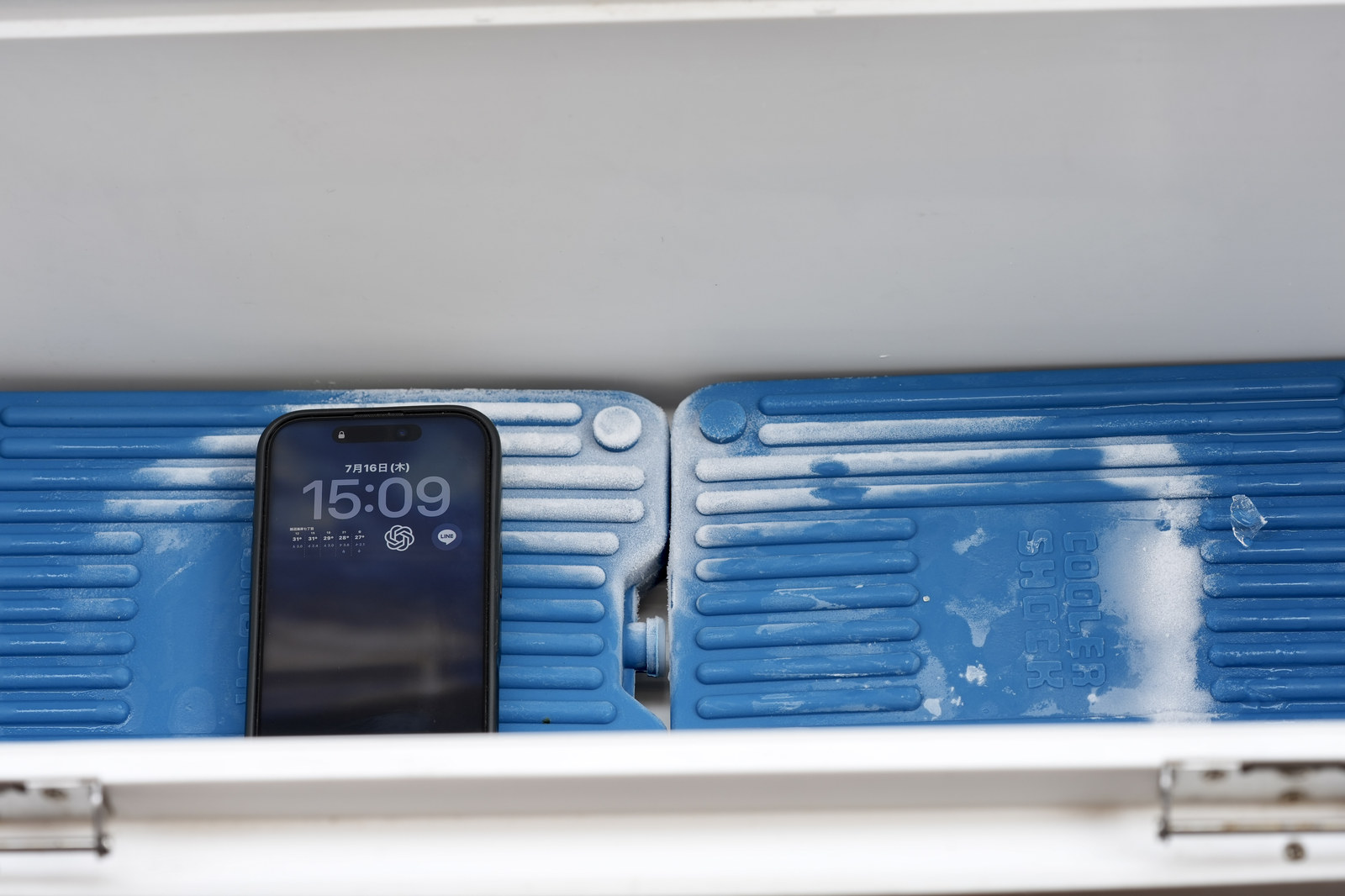 COOLER SHOCK HARD STRONG 青色の保冷剤 表面に霜