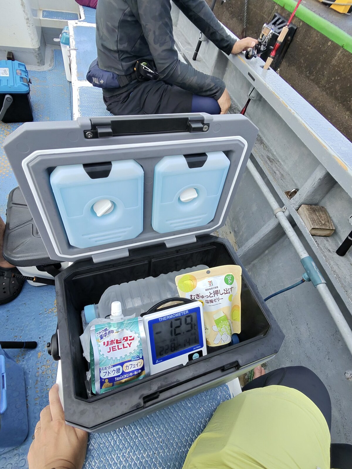出船時の庫内温度 -12.9℃ 船上のクーラーボックス