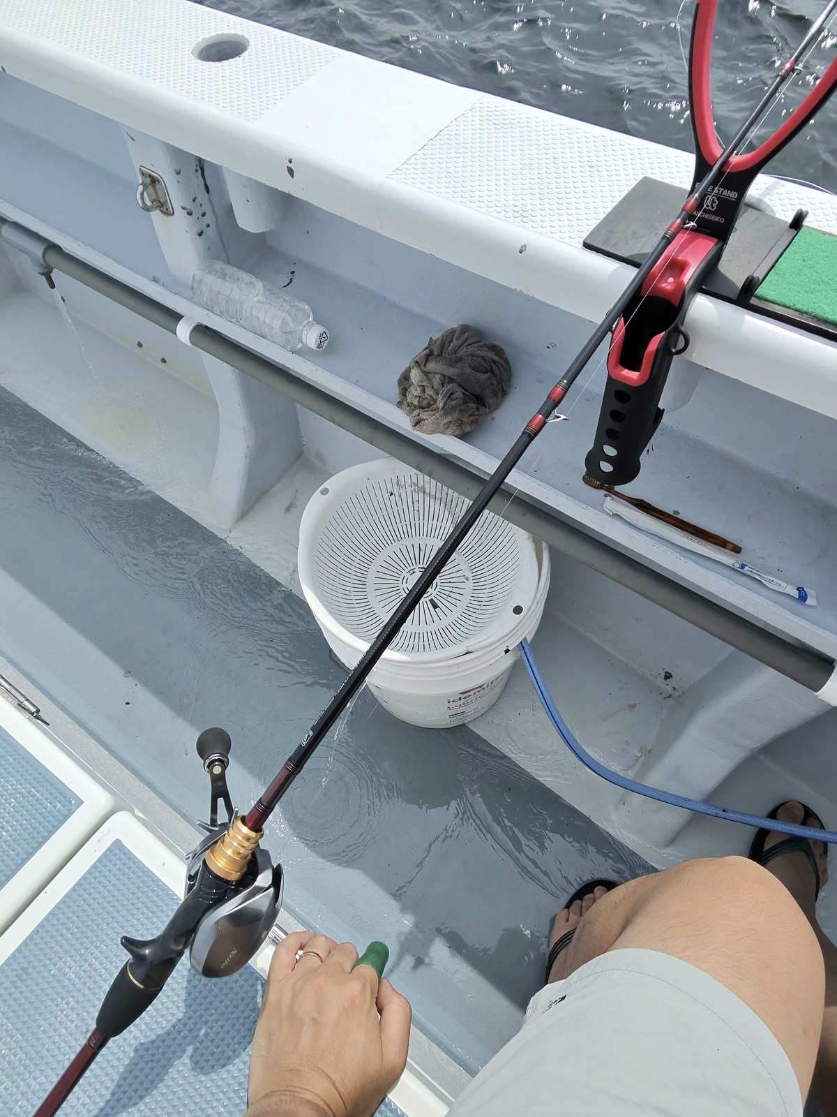 マルイカ釣りのタックル 船上での使用シーン