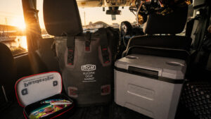 THE ICE ERA HARD-SHELL COOLER 12L 釣行の朝 車内の釣り道具と共に