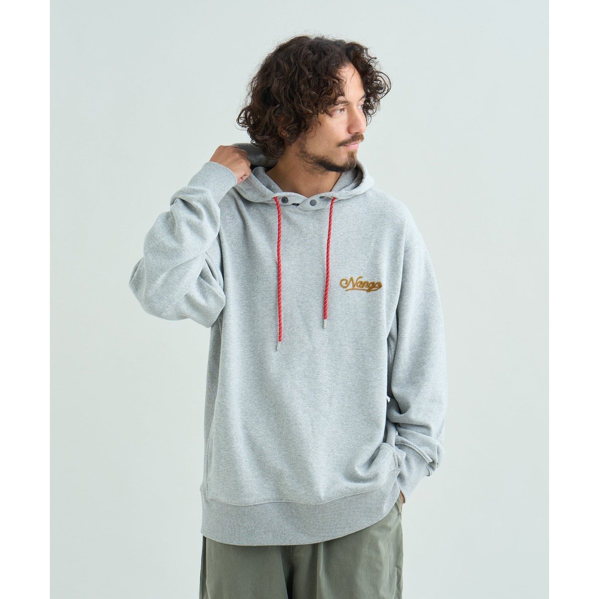 エコハイブリッド ロープ EMB スウェットフーディー（L.GRY）の着用イメージ