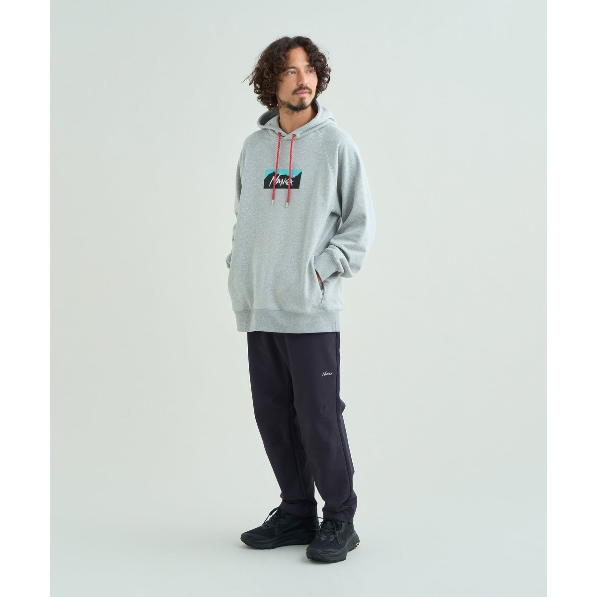 エコハイブリッド ボックスロゴ スウェットフーディー（L.GRY）の着用イメージ