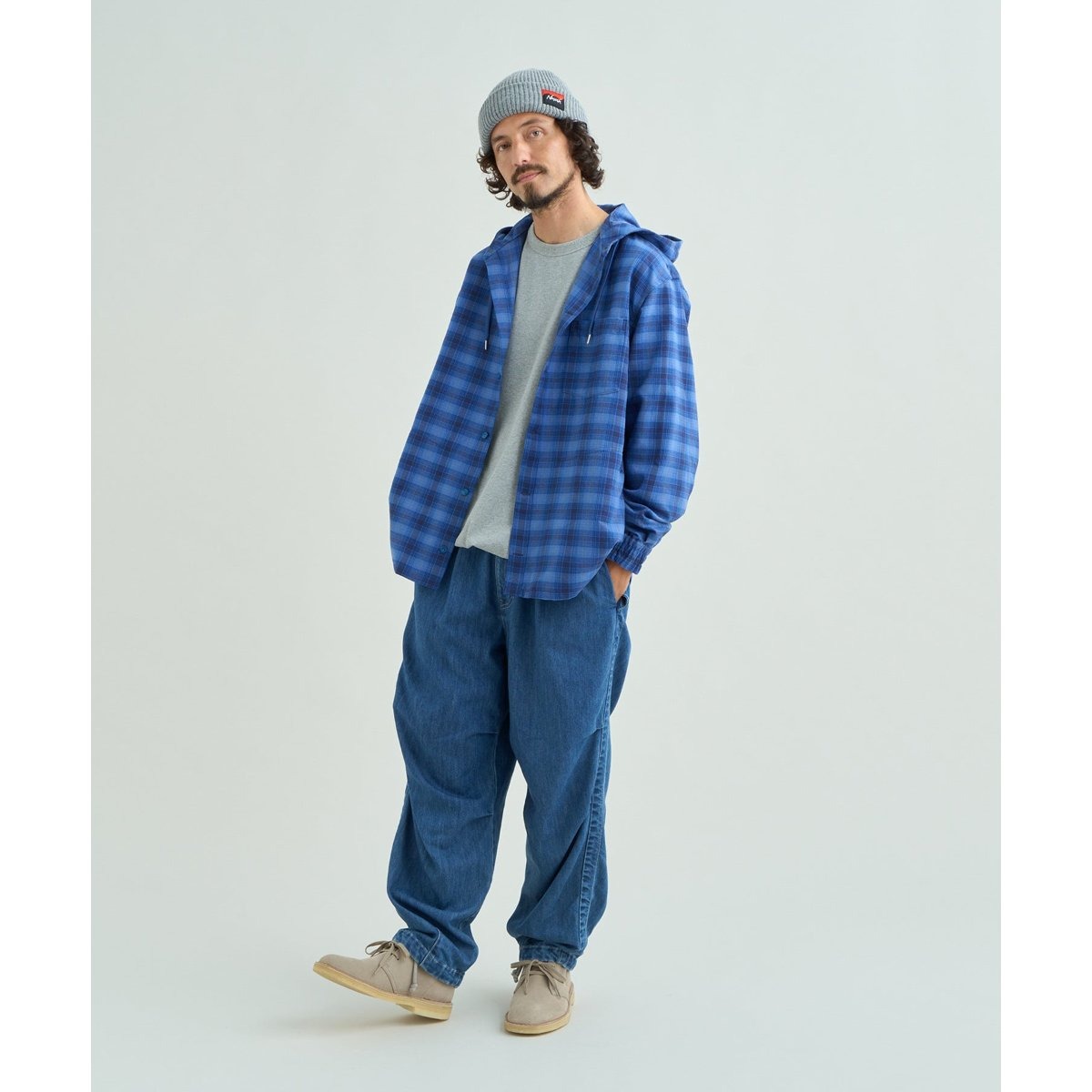 グリッドタータン フィールドフードシャツ（BLU）の着用イメージ