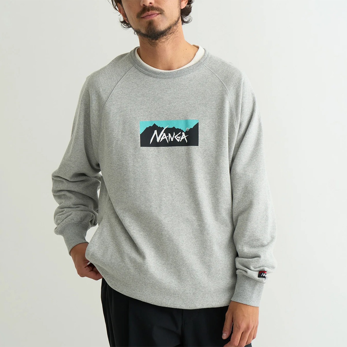 エコハイブリッド ボックスロゴ スウェットシャツ（L.GRY）の着用イメージ