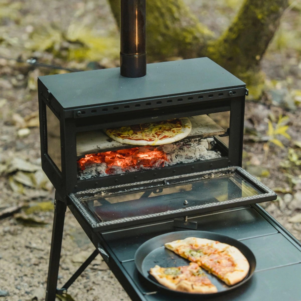 Mt.SUMI ヴァーサテーブルに載せたミドラでピザを焼いている様子